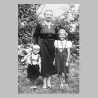048-0005 Johanna Jurr mit ihren Kindern Gerhard und Edith .jpg